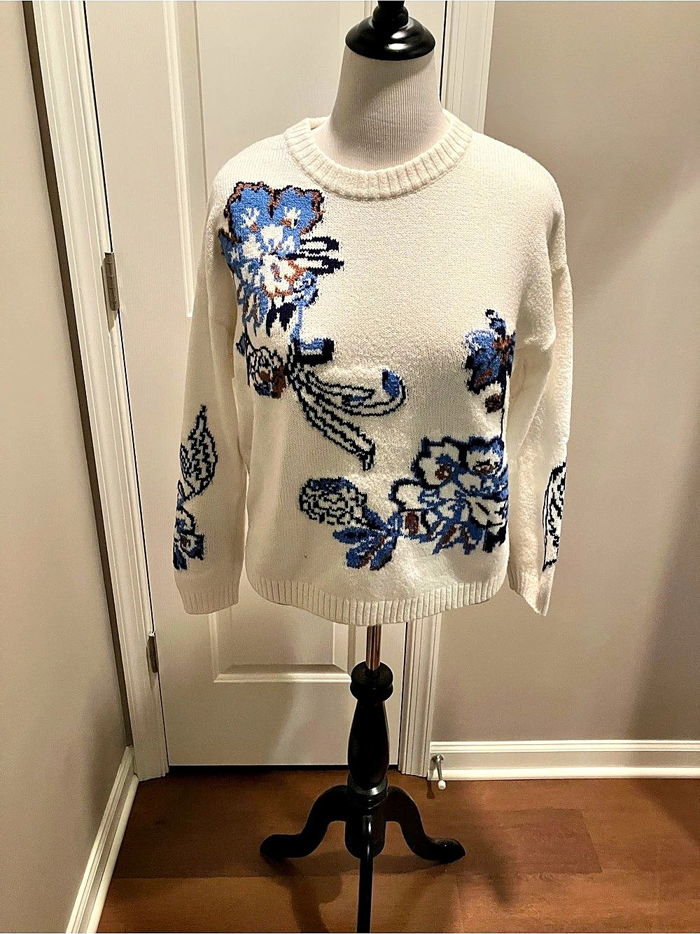 Talbots Floral Crewneck Sweater in Cream & Blue Large
